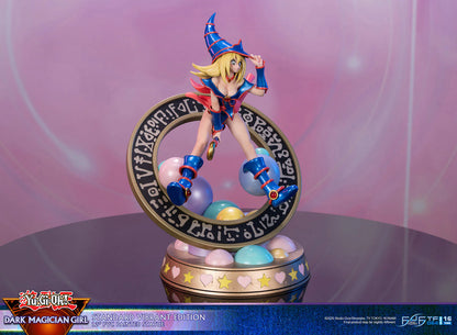 First 4 Figures: Yu Gi Oh - La Maga Oscura Estandar Color Variante 12 Pulgadas