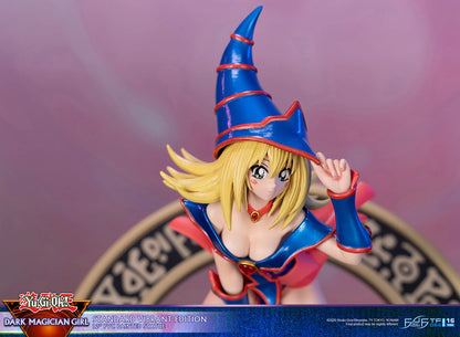 First 4 Figures: Yu Gi Oh - La Maga Oscura Estandar Color Variante 12 Pulgadas