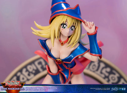 First 4 Figures: Yu Gi Oh - La Maga Oscura Estandar Color Variante 12 Pulgadas